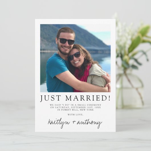 Moderne Schwarz-Weiß-Skripte Minimalistische Hochz Ankündigung (Stehend Vorderseite)