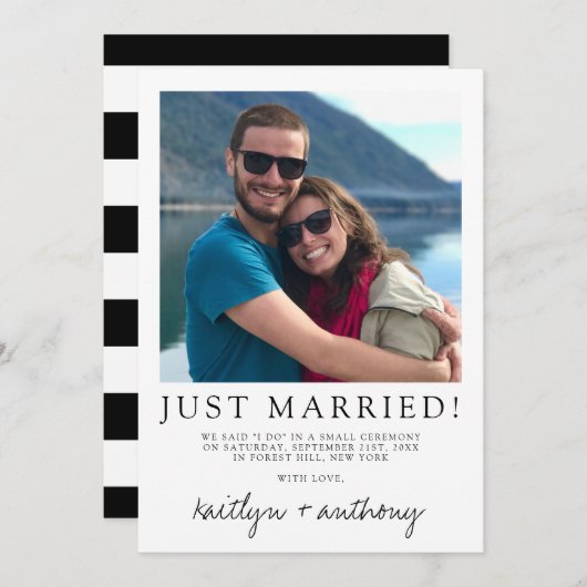 Moderne Schwarz-Weiß-Skripte Minimalistische Hochz Ankündigung (Vorne/Hinten)