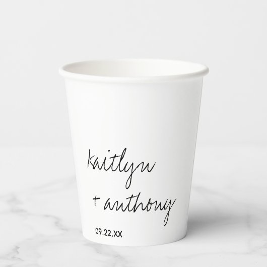 Moderne Schwarz-Weiß-Skripte Minimalistische Hochz Pappbecher (Rückseite)