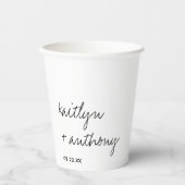 Moderne Schwarz-Weiß-Skripte Minimalistische Hochz Pappbecher (Vorderseite)