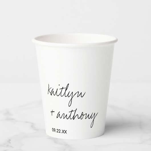 Moderne Schwarz-Weiß-Skripte Minimalistische Hochz Pappbecher (Vorderseite)