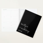 Moderne Schwarz-Weiß-Skripte Minimalistische Hochz Planer<br><div class="desc">Mit diesem modernen und sehr trendigen Hochzeitsplaner bereiten Sie sich auf Ihren großen Tag im Stil vor. Das Design ist einfach zu personalisieren mit Ihren eigenen Namen und Hochzeitsdatum und Sie können alle Ihre Design-Ideen, wichtige Hochzeitsinformationen und vieles mehr sicher in diesem personalisierten Planer behalten. Entsprechende Hochzeitssachen finden Sie in...</div>