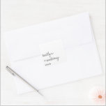 Moderne Schwarz-Weiß-Skripte Minimalistische Hochz Quadratischer Aufkleber<br><div class="desc">Feiern Sie stilvoll mit diesen stilvollen und sehr trendigen Hochzeitsaufklebern. Dieses Design lässt sich leicht mit Ihrer speziellen Veranstaltungssprache personalisieren und Ihre Gäste werden begeistert sein, wenn sie diese fabelhaften Aufkleber erhalten. Verwenden Sie diese Aufkleber, wie sie für ein einfaches minimalistisches Hochzeitsthema sind, oder wählen Sie eines unserer lustigen Briefmarke-Designs,...</div>