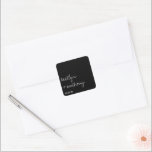 Moderne Schwarz-Weiß-Skripte Minimalistische Hochz Quadratischer Aufkleber<br><div class="desc">Feiern Sie stilvoll mit diesen stilvollen und sehr trendigen Hochzeitsaufklebern. Dieses Design lässt sich leicht mit Ihrer speziellen Veranstaltungssprache personalisieren und Ihre Gäste werden begeistert sein,  wenn sie diese fabelhaften Aufkleber erhalten. Matching-Elemente finden Sie in der Auflistung.</div>