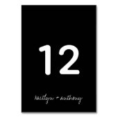 Moderne Schwarz-Weiß-Skripte Minimalistische Hochz Tischnummer (Vorderseite)