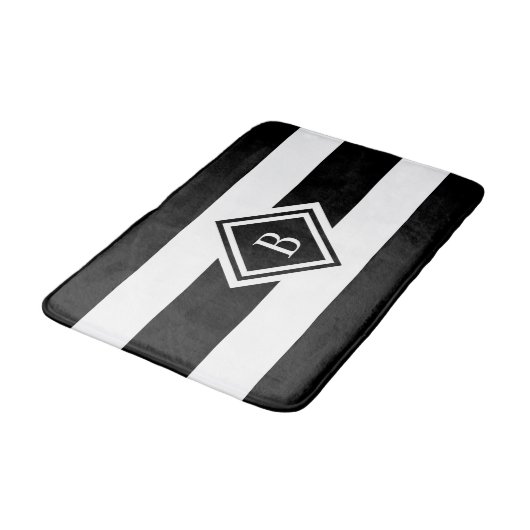 Moderne Schwarz-Weiß-Streifen Mit Monogramm Badematte (Schrägansicht)