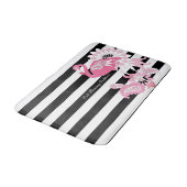 Moderne Schwarz-Weiß Streifen rosa Flamingo Badematte (Schrägansicht)