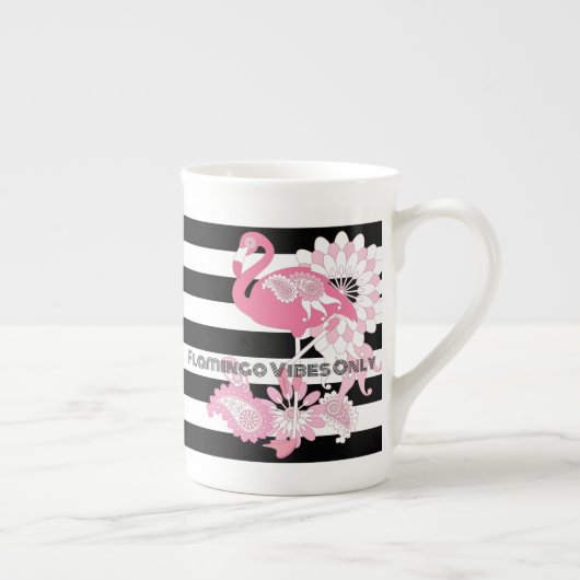 Moderne Schwarz-Weiß Streifen rosa Flamingo Porzellantasse (Rechts)