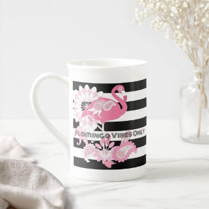 Moderne Schwarz-Weiß Streifen rosa Flamingo Porzellantasse