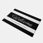 Moderne Schwarz-Weiß-Streifen willkommen Fußmatte (Schrägansicht)