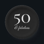 Moderne Schwarz-Weiß-Typografie zum 50. Geburtstag Pappteller<br><div class="desc">Wirf das perfekte Party für einen fabelhaften jemanden,  der fünfzig Jahre alt wird mit diesem schlichten,  eleganten Schwarz-Weiß-Design. Die Worte "50 & fabulous" erscheinen in weißer Typografie auf schwarzem Hintergrund. Dieses vielseitige,  moderne Design passt gut zu einer Reihe von Themen der 50. Geburtstagsfeier.</div>