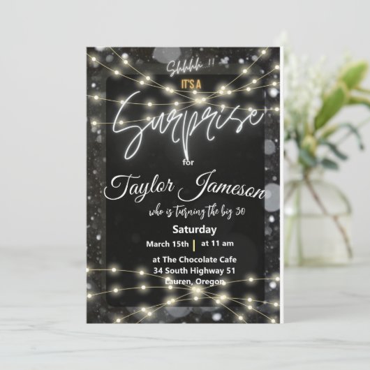 Moderne Schwarz-Weiß-Überraschung Einladung QR uAw (Stehend Vorderseite)