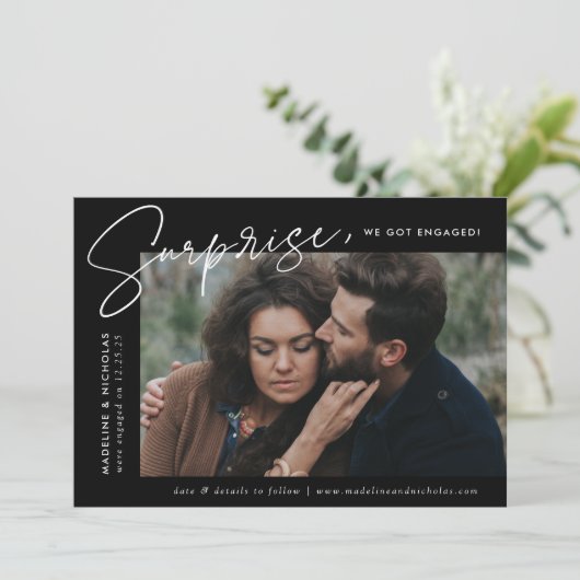 Moderne Schwarz-Weiß-Überraschung Foto-Verlobung Ankündigung (Stehend Vorderseite)