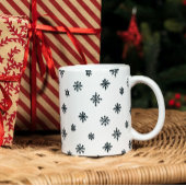 Moderne Schwarz-Weiß-Weihnachtsschneeflocken Zweifarbige Tasse