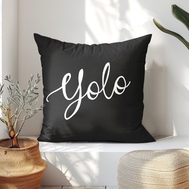 Moderne Schwarz-Weiß-YOLO-Typografie Kissen (Von Creator hochgeladen)
