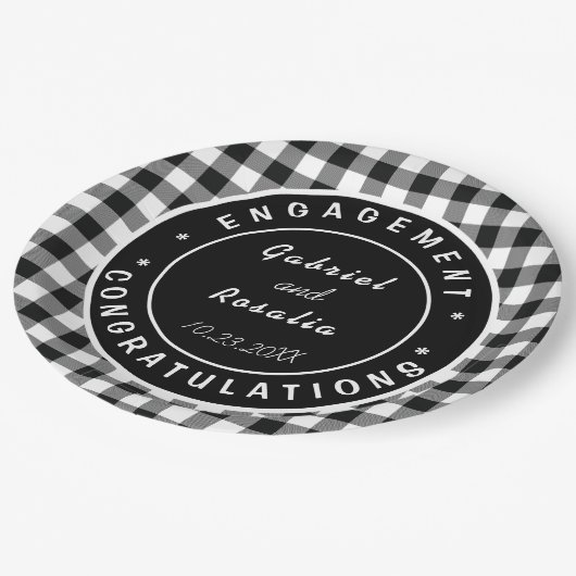 Moderne Schwarz-weiße Buffalo-Karo-Engagement-Part Pappteller (Schrägansicht)