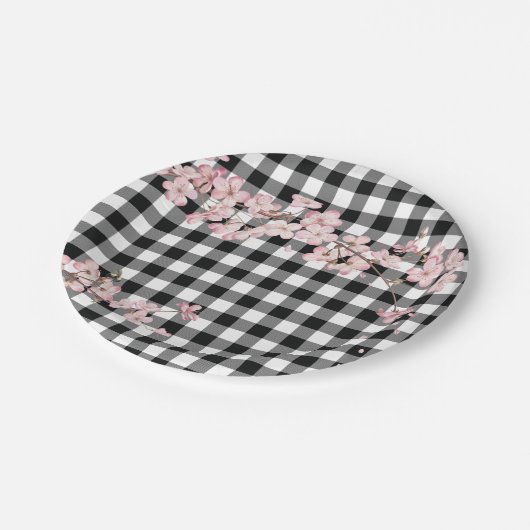 Moderne Schwarz-weiße Buffalo-Karos Cherry Blossom Pappteller (Schrägansicht)