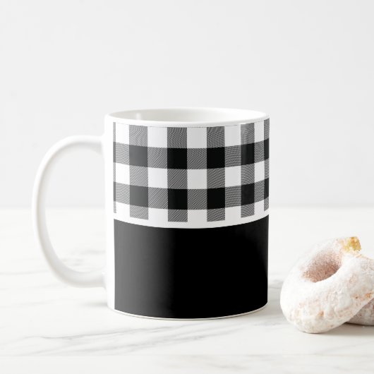 Moderne Schwarz-weiße Buffalo-Karos Kaffeezubereit Kaffeetasse (Mit Donut)
