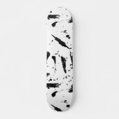 Moderne Schwarz-weiße Bürste streicht Skateboard (Vorne)