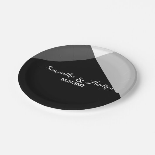 Moderne Schwarz-weiße Dreiecke-Farbblockhochzeit Pappteller (Schrägansicht)