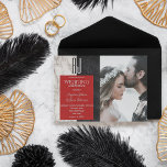 Moderne Schwarz-weiße Hochzeit des Roten Fotos Einladung<br><div class="desc">Feiern Sie Ihre Hochzeit im kühlen, modernen Stil mit diesem Schwarz, Weiß und Rot-Foto. Mit einem Monogramm oben, einem anpassbaren Foto mit voller Breite auf der rechten Seite und einem eleganten Textblock mit rotem Akzent für die Veranstaltungsdetails. Ideal für feierliche Hochzeiten, Städtereisen oder Herbst/Winter Feiern mit Modebewusstsein. Personalisieren Sie sich...</div>