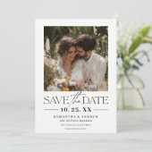 Moderne Schwarz-weiße Hochzeitsschrift Save The Date (Stehend Vorderseite)