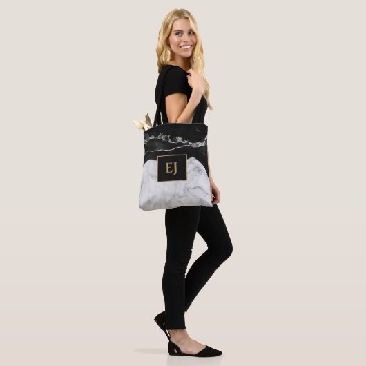 Moderne Schwarz-weiße Marmortextur Gold Mit Monogr Tasche (Am Model)