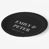 Moderne Schwarz-weiße Minimalistische Hochzeit Pappteller (Schrägansicht)