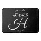 Moderne Schwarz-weiße Monogramm Name Newlyweds Badematte (Vorderseite)