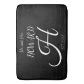 Moderne Schwarz-weiße Monogramm Name Newlyweds Badematte (Vorderseite Vertikal)