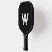 Moderne schwarz-weiße Monogrammanfangsbuchstabe Pickleball Schläger (Links)