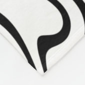 Moderne schwarz-weiße Muster Streifen Tier Fleecedecke (Ecke)