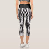 Moderne Schwarz-weiße optische Illusion Streifen Y Capri Leggings (Rückseite)