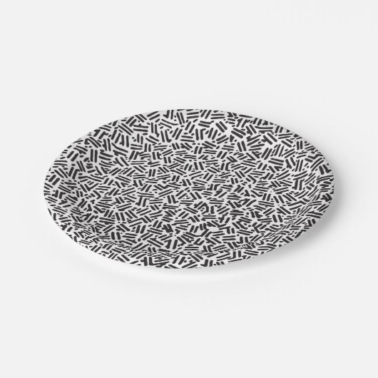 Moderne Schwarz-weiße Pinselstriche konfetti Muste Pappteller (Schrägansicht)