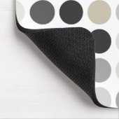 Moderne Schwarz-weiße Polka-Punkte-Mustermonogramm Mousepad (Ecke)