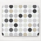 Moderne Schwarz-weiße Polka-Punkte-Mustermonogramm Mousepad (Vorne)