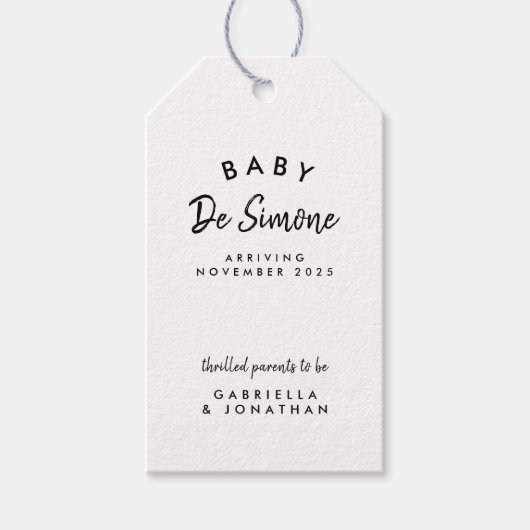 Moderne Schwarz-weiße Schwangerschaftsankündigung Geschenkanhänger (Vorderseite)