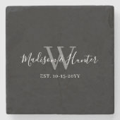 Moderne Schwarz-weiße Script Monogram Newlyweds Steinuntersetzer (Vorderseite)