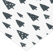 Moderne schwarz-weiße skandinavische Weihnachtsbau Kurzer Tischläufer (Ecke)