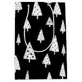 Moderne schwarz-weiße skandinavische Weihnachtsbau Mittlere Geschenktüte (Vorderseite)