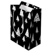 Moderne schwarz-weiße skandinavische Weihnachtsbau Mittlere Geschenktüte (Rückseite Schrägansicht)