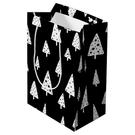 Moderne schwarz-weiße skandinavische Weihnachtsbau Mittlere Geschenktüte (Rückseite Schrägansicht)