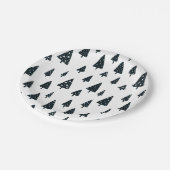 Moderne schwarz-weiße skandinavische Weihnachtsbau Pappteller (Schrägansicht)