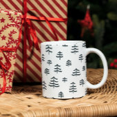 Moderne schwarz-weiße skandinavische Weihnachtsbau Zweifarbige Tasse