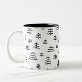 Moderne schwarz-weiße skandinavische Weihnachtsbau Zweifarbige Tasse (Links)