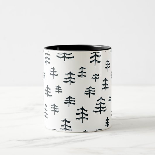 Moderne schwarz-weiße skandinavische Weihnachtsbau Zweifarbige Tasse (Mittel)