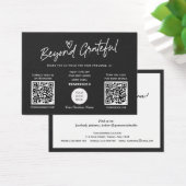 Moderne, schwarz-weiße Skripte QR-Code-Geschenkkar (Schreibtisch)
