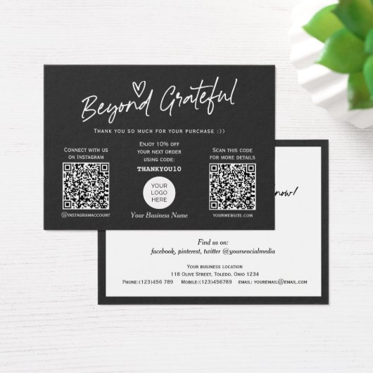 Moderne, schwarz-weiße Skripte QR-Code-Geschenkkar (Schreibtisch)