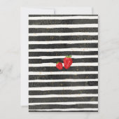 Moderne Schwarz-weiße Streifen Erdbeere 1. Geburts Einladung (Vorderseite)