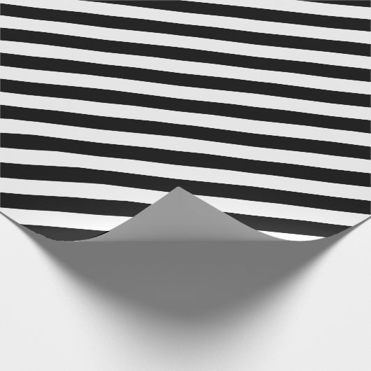 Moderne schwarz-weiße Streifen mattieren Weihnacht Geschenkpapier (Ecke)